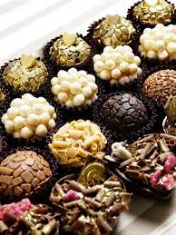 .doce de cada modelo.por isso sempre aconselhamos , independnete da quantidade de doces no minimo 1 doce decorado por convidado.é claro que quanto mais modelos voce tiver no seu. Docinho De Casamento Receitas Doces Receitas Deliciosas