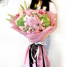 Buy flowers online in delhi for every special occasion. The Floral Queen Hand Tied Bouquet Gift Send Valentine S Day Gifts Online Hd1117016 Igp Com