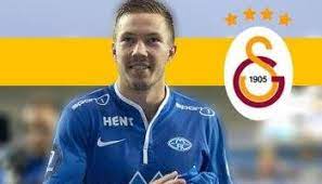 Kaptanliğa kadar yükseldi̇ martin linnes, asıl mevkisi dışında galatasaray'da ihtiyaç duyulduğunda çok kez sol bekte de oynadı. Martin Linnes Galatasaray Publicaciones Facebook