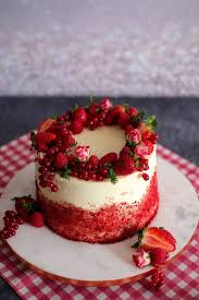 Home rezepte red velvet kuchen red velvet kuchen. Red Velvet Torte Mit Cassis Und Frischen Beeren Marion S Kaffeeklatsch