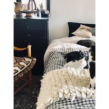 昨日の部屋にやっとベッドが入る 私はいつも無印良品の脚付きマットレス その上に腰痛防止にもう一枚薄いマットレスを敷いてます 脚付きマットレス 一体いままで何台購入した事か 猫シャインズ ポポメグハナオ やっぱりベッドが好きね 脚付きマットレス