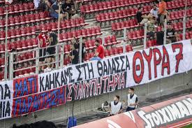 Η θύρα 7 μέσω των social media είχε απευθύνει κάλεσμα στις 18:00 στους οπαδούς της πειραϊκής ομάδας, με τον κόσμο του ολυμπιακού να δίνει δυναμικό «παρών» στις εγκαταστάσεις του ρέντη και να εμψυχώνει τους ποδοσφαιριστές του πορτογάλου τεχνικού ενόψει του αποψινού τελικού. H 8yra 7 Gia Thn Tragwdia Sto Mati H Kritikh Kai H Proeidopoihsh Soccerplus Gr
