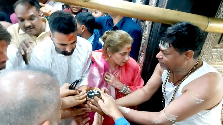 Akshay Kumar Visits Mahakaleshwar Temple With Mum-In-Law Dimple Kapadia -  Rediff.com