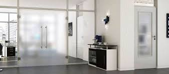 Маятниковые двери: элегантность и функциональность в интерьере