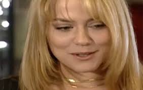 Por Amor: Laura leva os filhos para visitar Marcelo