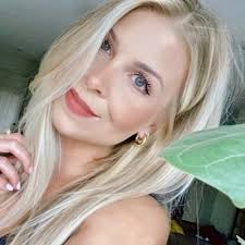 Julie Botts's Instagram, Twitter & Facebook