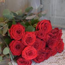Non c'è nulla di così speciale come ricevere un mazzo di rose rosse quando si festeggia una giornata importante. Mazzo Rose