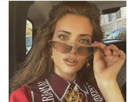 Beauty and fashion blogger who became one of the most influential romanian fashion editors. Iulia Albu DÄƒ De PÄƒmant Cu Vedetele Din Romania Yve Ro