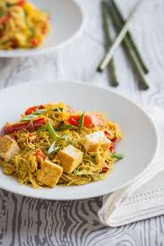 Singapore Noodles With Pan Fried Tofu Recipe By Oh My Veggies Com Recipe Pan Fried Tofu Fried Tofu Curry Recipes
