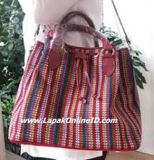 Beragam model baju batik wanita terbaru bisa dengan.dibuat dengan edisi terbatas sehingga membuatnya semakin eksklusif. 24 Tas Tenun Batik Wanita Ideas Batik Bags Louis Vuitton Bag Neverfull
