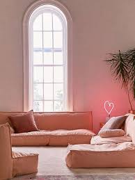 La Deco Rose Peche Donne Bonne Mine Dans La Maison Avec Images Amenagement De Piece Canape Au Sol Amenagement Petit Appartement