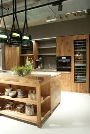 Grosse Moderne Kuche Mit Kucheninsel Und Viel Stauraum Moderne Kuche Kuchen Design Haus Kuchen