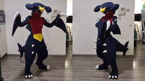 Pokemon cosplayer goes viral with jaw-dropping Garchomp outfit - Dexerto