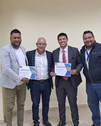 Viernes académico. Demostramos una vez más que el camino lo hacemos  caminando. Hoy dos egresados de esta facultad llevaron a cabo la Jornada de  capacitación de Pasantías, Enmanuel Canaguacan @pr.enmanuelc y Julio