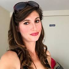 Kassandra Robertson's Instagram, Twitter & Facebook