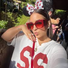 Siendo niña otra vez… y con mi outfit de mucho hablar y mirar 🤣❤️😍  #disneyland #disneyworld #animalkingdom #outfitinspo #friendsandfamily  #perfectday #orlando #travel