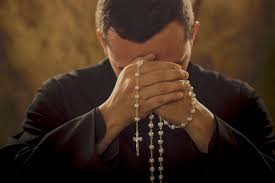 Resultat d'imatges per a "rezar con el rosario"