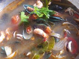 In this tom yum recipe, i'll be showing you how to make both versions, depending on goong (กุ้ง), or shrimp is one of the most popular things to make this soup with, but you can also choose to make tom yum with a mix of seafood like squid, or with chicken, or i like your 2 versions of tom yam goong. Resepi Tomyam Kupang Resepimee Junotee Com