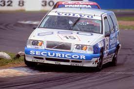 Esse carro foi escolhido pela volvo para atrair os olhares pra marca, pois muita gente duvidou que eles realmente colocariam a versão estate. Twenty Years Since Volvo Made Its Debut In The Btcc With The 850 Estate Volvo Cars Global Media Newsroom