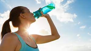 Most people's kidneys eliminate 20 to 28 liters of water per day, at a maximum of one liter per hour. Extreme Heat Can Too Much Water Hurt You