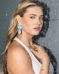 Amelia Eason's Instagram, Twitter & Facebook