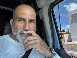 Una Cancha Bajo Techo en total abandono...Tableros mohosos y sin canastos.  Y la Casita del Arbol porque no la decoraron este año ??