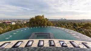 Leefruimte is er genoeg met ruim 1700 vierkante meter. Reinout Oerlemans Haalt Zijn Luxe Villa In Los Angeles Uit De Verkoop Zie Foto S Bekende Buren