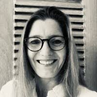 Laurie Hammond's Instagram, Twitter & Facebook