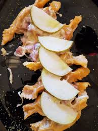 La cremina di scamorza che si andrà a formare, insieme alla croccantezza delle noci e al sapore agre del radicchio, creeranno un connubio di aromi e consistenze molto interessante! Caramelle Di Pasta Ripiene Di Scamorza E Radicchio Al Bacon Pere E Gorgonzola Foto Di Monnalisa Caffe Bistrot Assisi Tripadvisor