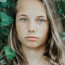 Tailwind CSS Stacked Lists