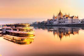Unele dintre croazierele de zi includ şi escale la insula margareta , în vreme ce tururile de noapte sunt mereu însoţite de programe tematice (de obicei, gastronomice). Budapesta City Break City Break Interra Travel