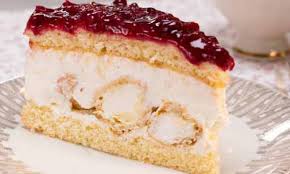 Die Windbeutel Torte Uberzeugt Mit Leckerem Biskuitteig Sahneschicht Windbeuteln Und Einem Guss Aus Rot Kuchen Und Torten Kuchen Ohne Backen Backen