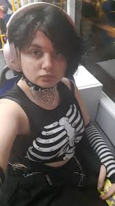 פנימיסטית בת 18, עוד מעט מסיימת בית ספר. מחפשת דירת שותפים או שותפים/ות  באזור תל אביב/גבעתיים/רמת גן