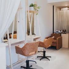 Salon De Coiffeur Deco Scandinave En 2020 Decoration Salon Noir Interieur De Salon De Coiffure Decoration Salon