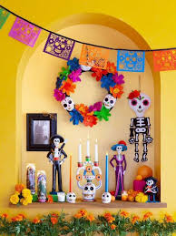 Un cartel negro con la frase día de los muertos y decoraciones en varios colores, dos centros de mesa con una calavera, y cuatro figuras con forma de calaveras con decoraciones de colores. Pin En Decoracion Dia De Muertos