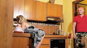 Mamãe sexy faz sexo na cozinha com o enteado