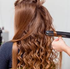 Kurze haare locken mit glatteisen machen 2152 glätteisen test 2016 • die 10 besten glätteisen im vergleich, glätteisen ist jedoch nicht gleich glätteisen. Locken Mit Glatteisen So Gelingt Das Styling Brigitte De