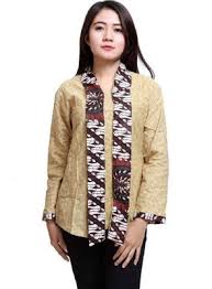 Aneka model baju batik wanita remaja sampai wanita dewasa baik model baju lengan panjang ataupun pendek bisa kamu pilih menjadi model atasan terbaik dalam memadukan model celana ataupun rok yang bisa kamu pakai ketika menghadiri sebuah acara resmi atau non formal dan santai seperti acara pesta dengan memakai baju batik gaya casual sampai model baju batik muslim yang tak kalah cantik dan elegan. 40 Trend Baju Batik Anak Muda Jaman Sekarang Trendy Modis Model Baju Batik Unik Terkini