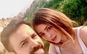 ونشرت الكيلاني عبر إنستغرام صورة جمعتها مع. Ø¨Ø§Ù„ÙÙŠØ¯ÙŠÙˆ ÙˆÙØ§Ø¡ Ø§Ù„ÙƒÙŠÙ„Ø§Ù†ÙŠ ØªØ±Ùˆ Ø¬ Ù„Ù…Ø³Ù„Ø³Ù„ Ø²ÙˆØ¬Ù‡Ø§ ØªÙŠÙ… Ø­Ø³Ù† Ø§Ù„Ù‡ÙŠØ¨Ø© Ø§Ù„Ø±Ø¯ ÙˆØ³Ø¹ Ù„Ù„ÙƒØ¨ÙŠØ± ÙˆÙ‡ÙƒØ°Ø§ Ø±Ø¯ Ø§Ù„ÙÙ†Ø§Ù†