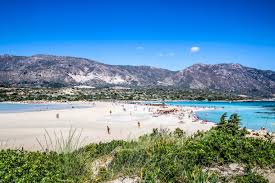 Fünf kilometer vor elafonisi lohnt ein zwischenstop am kloster chrissoskalitissa, dem kloster mit der. Elafonissi Beach Auf Kreta Griechenland Frau Schirra Bloggt