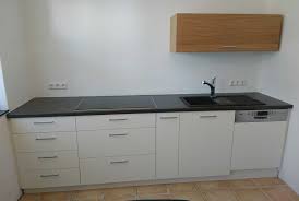 Küchen elementa küchen perlgraue hochglanz fronten sorgen mit einer arbeitsplatte in holzoptik für eine wohlfühlatmosphäre der hingucker der modernen küche ist der. Kuche Weiss Lackiert Mit Eiche Hangeschranke