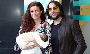Toda la información sobre joaquín cortés en formulatv: Joaquin Cortes Y Monica Moreno Presentan A Su Hijo Recien Nacido