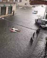 Maybe you would like to learn more about one of these? Salento Maltempo Record E Tromba D Aria In Mare A Maglie Col Canotto Per Le Strade Sololecce