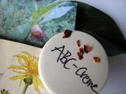 Arnikasalbe wird traditionell angewendet bei Creme Balsam Salbe Grundrezepte