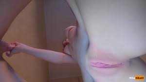 تحت كس الوردي الرطب قذرة اللسان والحنجرة العميقة والوجه 4K بواسطة -  Xalabahia.com