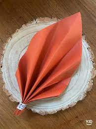 Pliage serviette papier 2 couleurs range couvert inspirant. Pliage De Serviette Terracotta En Feuille Vaisselle Jetable Discount