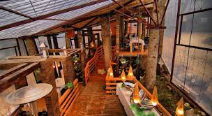 Listele celor mai romantice destinaţii turistice din februarie arată că unele locuri, pentru care anotimpul cald este sezonul de vârf pentru vizitatori, beneficiază din plin de perspectiva afectivă pe care o oferă turiştilor sărbătoarea de la jumătatea lunii dedicată îndrăgostiţilor. Hoteluri Inedite Pentru A Petrece Un Weekend Romantic In Romania Travelica