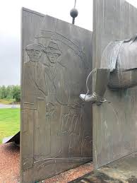 Skotten i ådalen väckte en oerhörd vrede över landet, och som svar utlyste lo ett fem minuters arbetsuppehåll över hela landet. Minnesmonument Skotten I Adalen 1931 Kramfors 2021 All You Need To Know Before You Go With Photos Tripadvisor