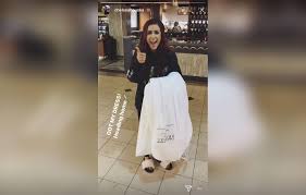 2 with husband cole deboer. It S Here See The First Look At Chelsea Houska S Wedding Dress