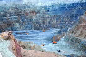 But the project — including plans to use 12,000 tonnes of cyanide per year to separate gold from crushed rock — drew the ire of environmentalists and others. Tagebau Goldmine In Rosia Montana Rumanien Lizenzfreie Fotos Bilder Und Stock Fotografie Image 24914792
